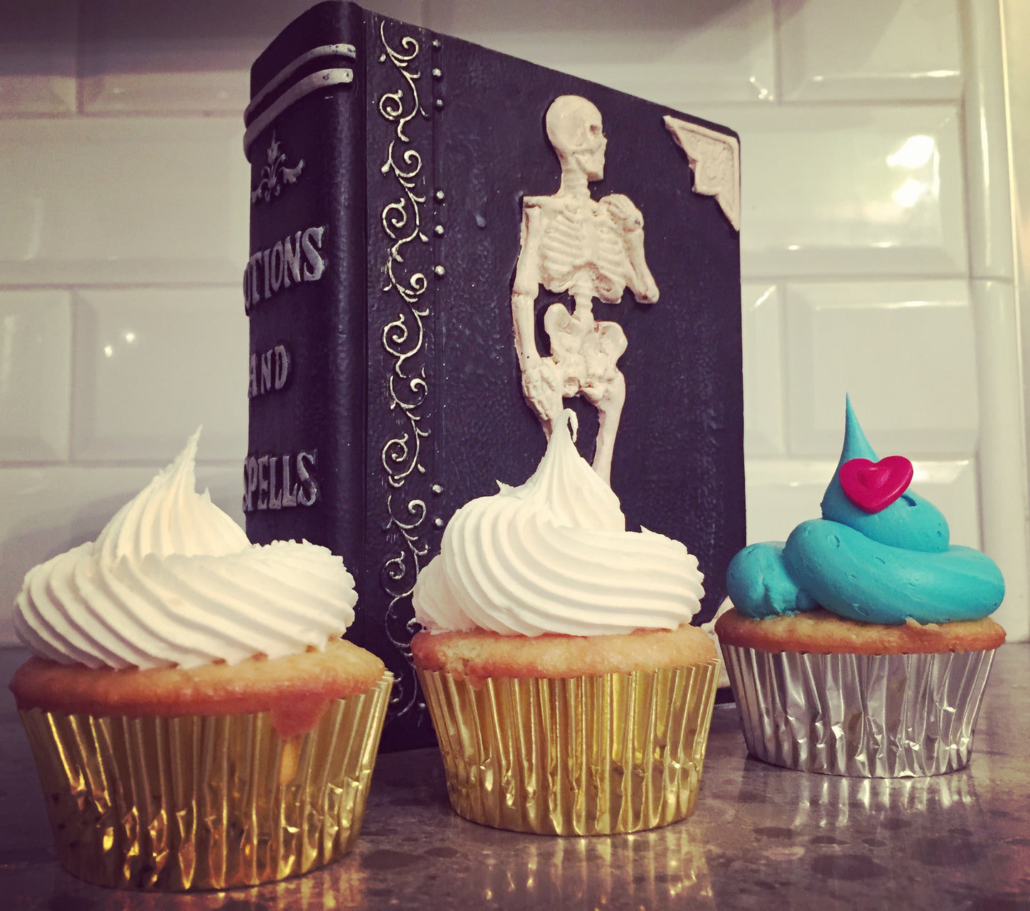 World's Best Cupcake Frosting Kit (with 4 jumbo decorating tips & reusable pastry bag) - BakeSpace Shop
